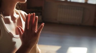 Lotus pozisyonu donuk ve portre nefes üzerinde oturan bir kadın kişi