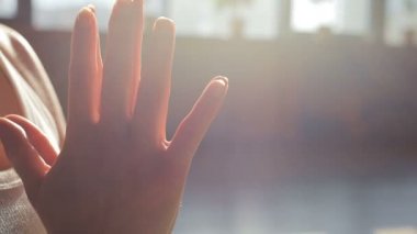 Lotus pozisyonu donuk ve nefes üzerinde oturan bir kadın kişi