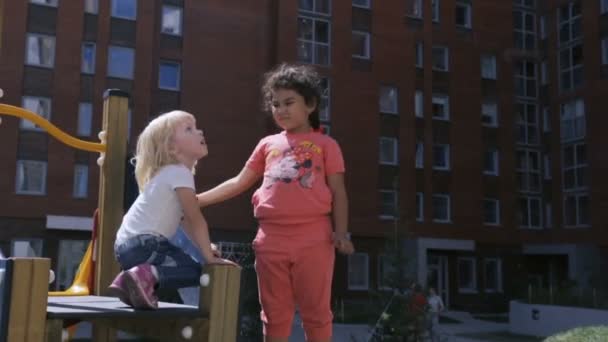 Дві дівчини з відтворення в Сонячний, Весняний день поруч з будинком — стокове відео
