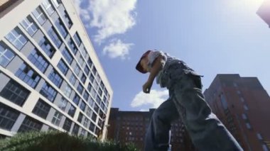 Bir erkek küçük çocuk kapış hill ve slaytlar dışarı taşımak için