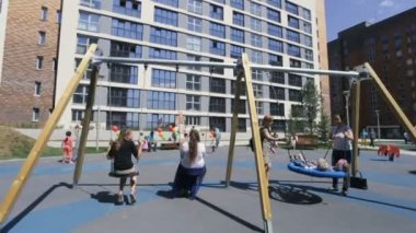 Yürüyen iki mutlu anne ve çocuklar ile yaz güneşli gün zevk