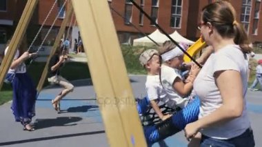 İki yetişkin anneler yürüyüş ve sevinç bahar güneşli gün çocuklu