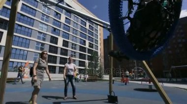 Yürüyen iki mutlu anne ve çocuklar ile yaz güneşli gün zevk