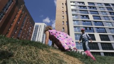 Bir çok güzel kadın küçük çocuk gülümseme ve yeşil Hill kapış kapat