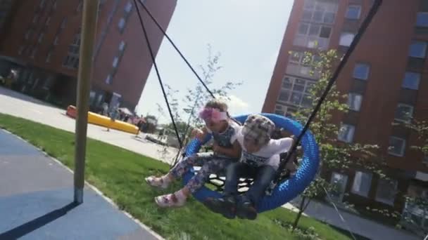 Två glada mammor promenader och njuta av med barnen på solig sommardag — Stockvideo