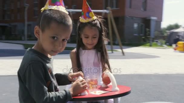 Zwei kleine Freunde mit B-Day-Mütze feiern etwas — Stockvideo