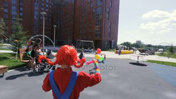 Programa de animação na praça da cidade grande com engraçado bonito entertainer cabelo vermelho — Vídeo de Stock