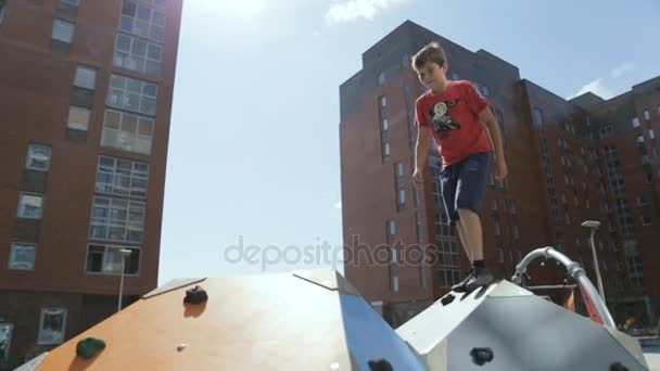 Un chico caucásico sonriente disfrutar de vacaciones cerca con la familia aparte — Vídeos de Stock