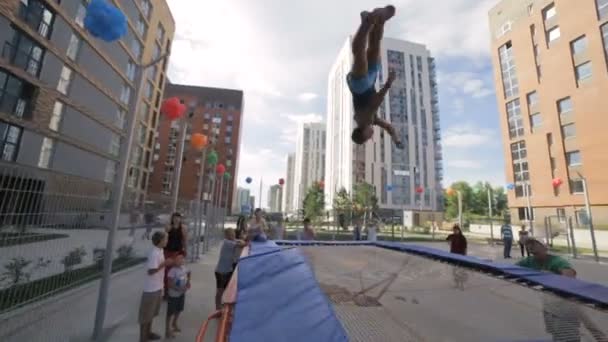 Jeden profesionální gymnastické teen ukazuje skákání na trampolíně — Stock video