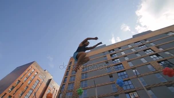 Jeden profesjonalny gimnastyczne Nastolatka pokazuje trampolining — Wideo stockowe