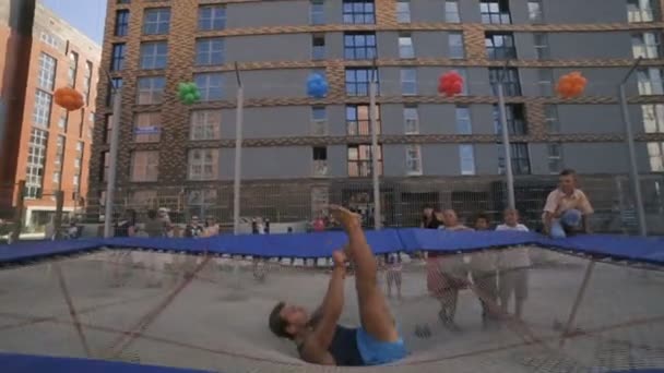 Jeden profesionální gymnastické chlap ukazuje skákání na trampolíně — Stock video