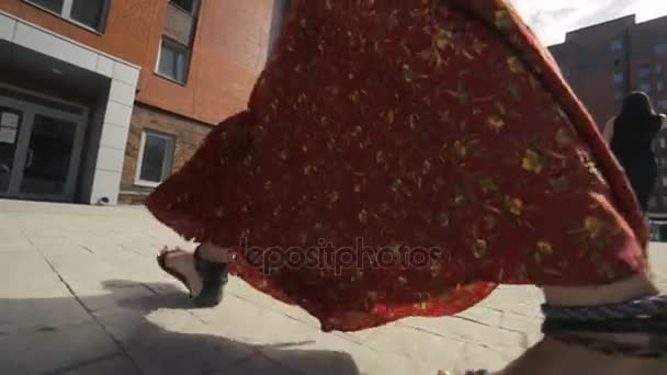 Vuxen tjej i röd lång kjol ska det apart — Stockvideo