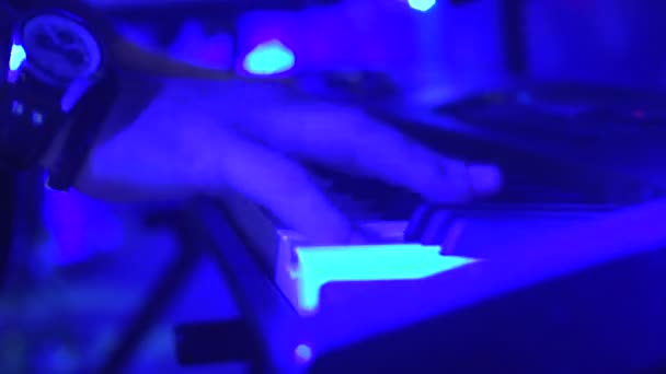Один пианист исполняет инструментальный джаз в баре крупным планом — стоковое видео