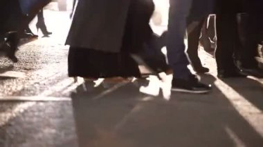 Alt bacak görünümünü: topuk ve erkek klasik ayakkabı giyen kadın