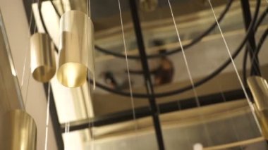 Şahsın alan ters görüntüleri. Modern çekici adam kullanma smartphone