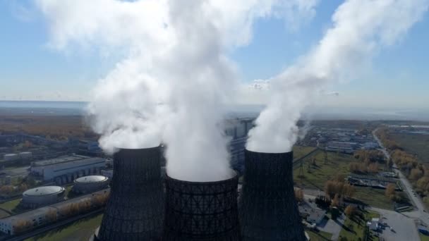 Luftaufnahme: Rauch aus Schwerindustrie-Fabrik — Stockvideo
