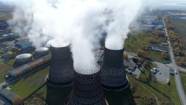 Luftaufnahme: Rauch aus Schwerindustrie-Fabrik — Stockvideo