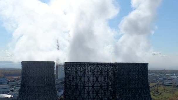 Вид с воздуха: дым с завода тяжелой промышленности — стоковое видео