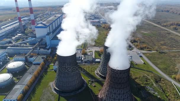 Letecký snímek těžkých produkce ve velkém městě — Stock video