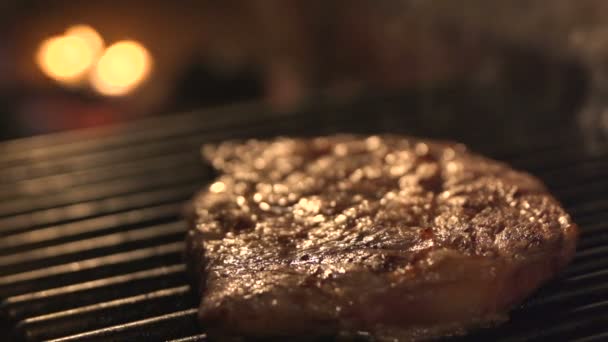 Смачне філе м'ясо на грилі барбекю — стокове відео