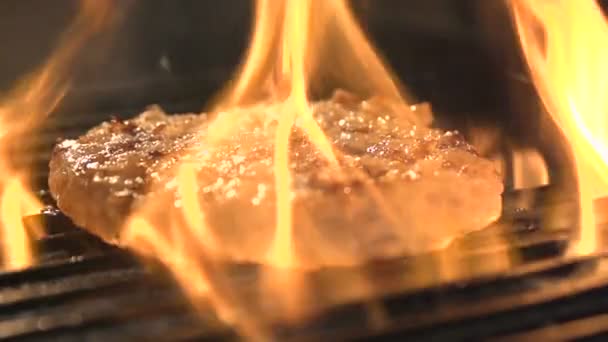 바베 큐 그릴에 맛 있는 등심 고기 — 비디오