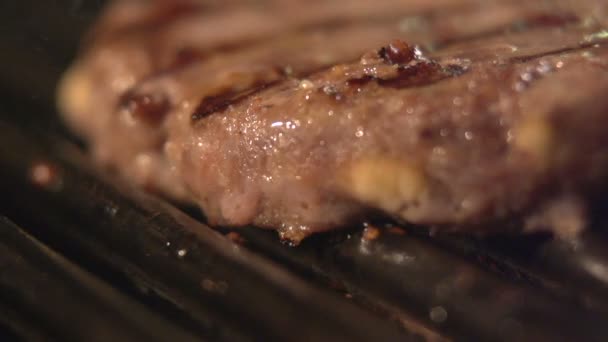 Deliciosa carne de filete en la parrilla de barbacoa — Vídeo de stock