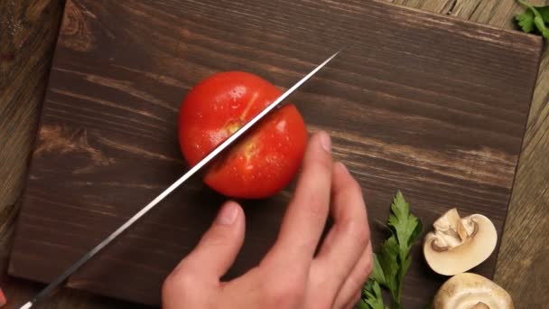 Руки шеф-повара режут овощи ножом медленно — стоковое видео