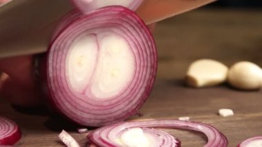 Kırmızı soğan Dilimleme bıçağı slowmo tarafından adam eller