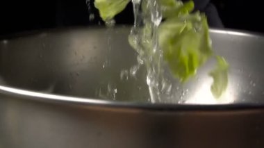 Düşen ve plaka slowmo sıçramasına marul