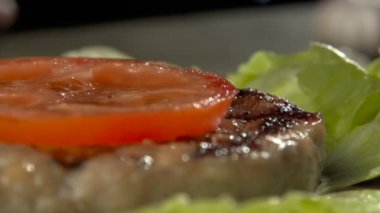 Lezzetli hamburger yavaş pişirme işlemi