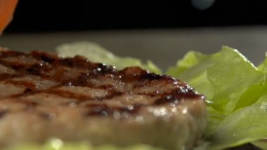 Lezzetli hamburger yavaş pişirme işlemi