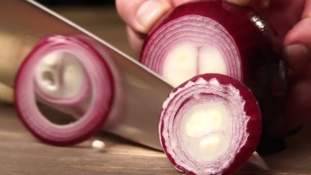 Las manos del chef rebanando cebolla roja por cuchillo slow mo — Vídeo de stock