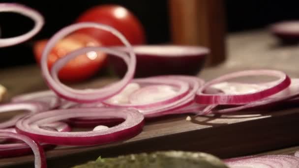 Rondelles d'oignon rouge tombe sur la planche à découper slowmo — Video