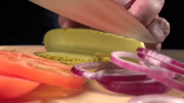 Las manos del chef rebanando verduras por cuchillo slow mo — Vídeos de Stock