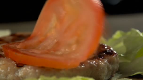 Процесс приготовления вкусного гамбургера замедленной съемки — стоковое видео