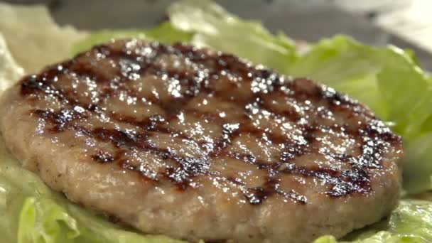 Proceso de cocción sabrosa hamburguesa cámara lenta — Vídeos de Stock