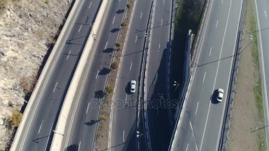 Arabalı cityscape eğri yolların havadan görünümü