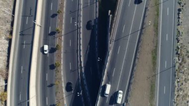 Arabalı cityscape eğri yolların havadan görünümü