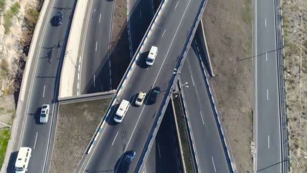 Flygfoto över stadsbilden kurva vägar med bilar — Stockvideo