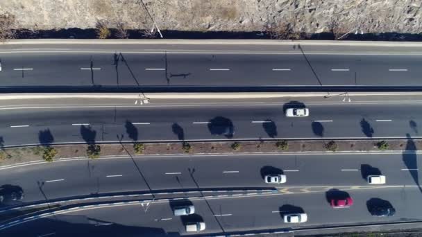 Вид с воздуха на кривые городских дорог с автомобилями — стоковое видео