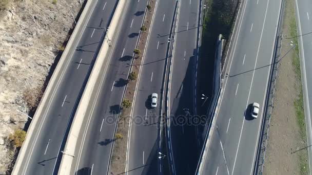 Vista aérea de las carreteras de curva de paisaje urbano con coches — Vídeos de Stock