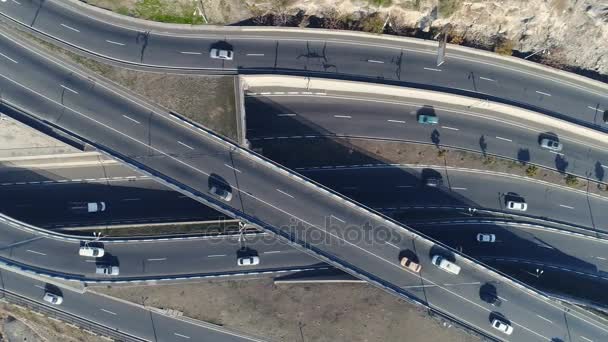 Vista aérea de las carreteras de curva de paisaje urbano con coches — Vídeo de stock