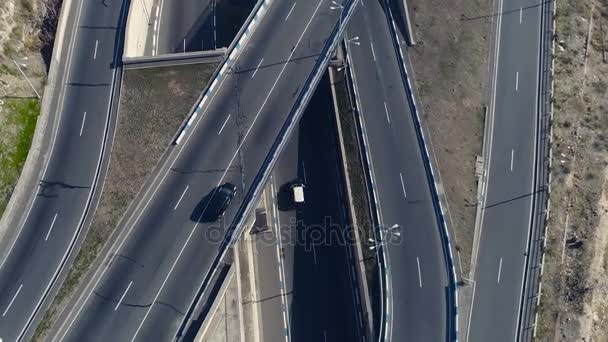 Αεροφωτογραφία του cityscape καμπύλη δρόμοι με αυτοκίνητα — Αρχείο Βίντεο