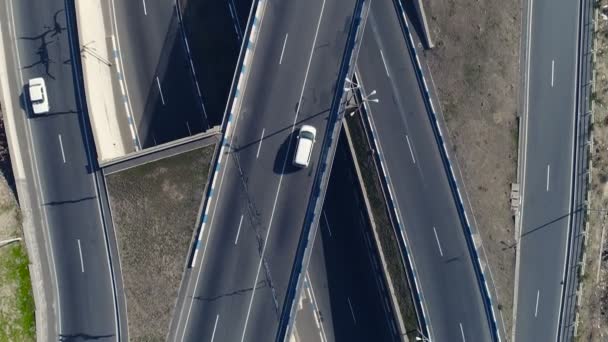 Vista aérea de las carreteras de curva de paisaje urbano con coches — Vídeo de stock