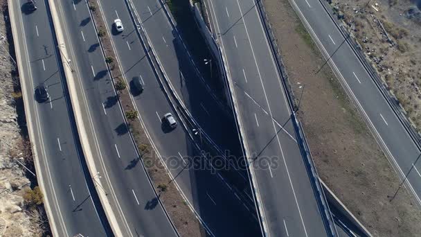 Αεροφωτογραφία του cityscape καμπύλη δρόμοι με αυτοκίνητα — Αρχείο Βίντεο