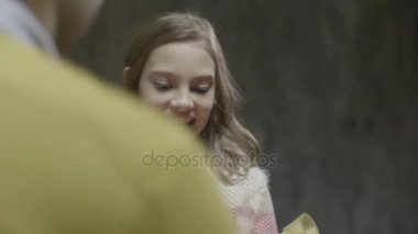 Gülümseyen kız almak aile Xmas kutusundan anne