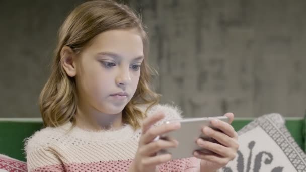 Νεαρό κορίτσι συναισθηματική Παίξτε το παιχνίδι για το έξυπνο τηλέφωνο — Αρχείο Βίντεο
