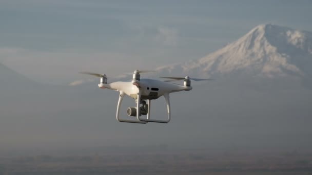 Quadcopter yüksek karlı dağ üstünde uçuyor — Stok video