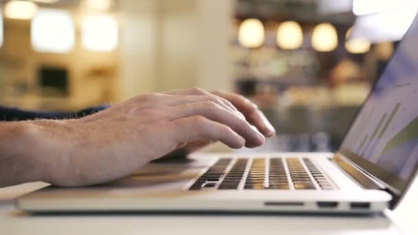 Деловой человек, работающий над компьютерным офисом, печатает пальцы на клавиатуре ноутбука — стоковое видео