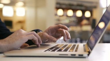 Kişi çalışma laptop internet sosyal medyada görünüme sahip sayfaları e-posta okuma